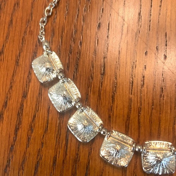 NWOT Beautiful Statement Necklace! Has 11 Rhinestones Surrounded in Gold Tone - Picture 14 of 17